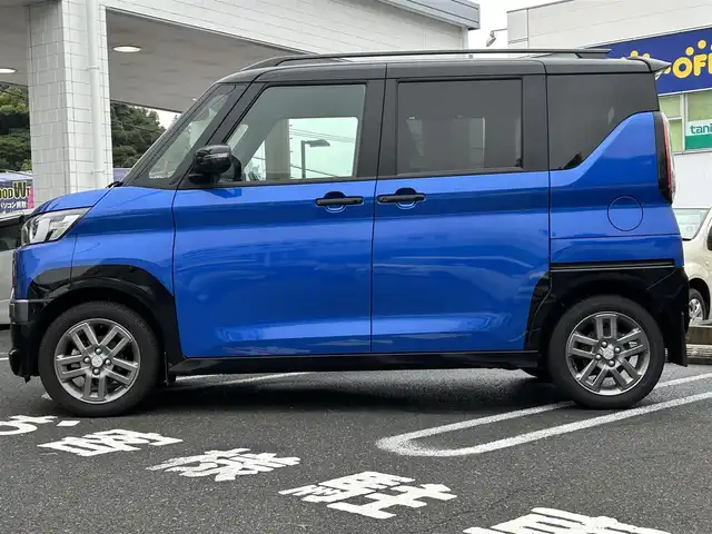 三菱 デリカミニ T プレミアム 長崎県 2023(令5)年 1.1万km 青Ⅱ ・プッシュスタート/・ディスプレイオーディオ（AM/FM/アンドロイドオート/アップルカープレイ）/・クルーズコントロール（追従有）/・両側パワースライドドア/・ダウンヒルアシストコントロール/・スマホ非接触充電/・ヒートシーター（D/N）/・ブルートゥース/・ハンドルヒーター/・オートライト/・オートハイビーム/・パーキングアシスト/・オートホールド/・ハンドルスイッチ/・パドルシフト/・デジタルインナーミラー