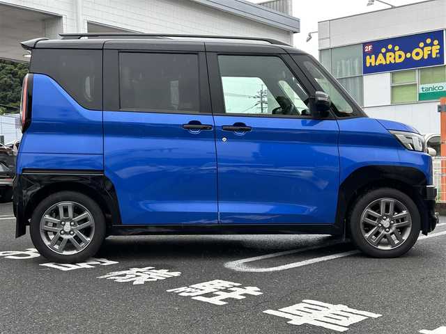 三菱 デリカミニ T プレミアム 長崎県 2023(令5)年 1.1万km 青Ⅱ ・プッシュスタート/・ディスプレイオーディオ（AM/FM/アンドロイドオート/アップルカープレイ）/・クルーズコントロール（追従有）/・両側パワースライドドア/・ダウンヒルアシストコントロール/・スマホ非接触充電/・ヒートシーター（D/N）/・ブルートゥース/・ハンドルヒーター/・オートライト/・オートハイビーム/・パーキングアシスト/・オートホールド/・ハンドルスイッチ/・パドルシフト/・デジタルインナーミラー