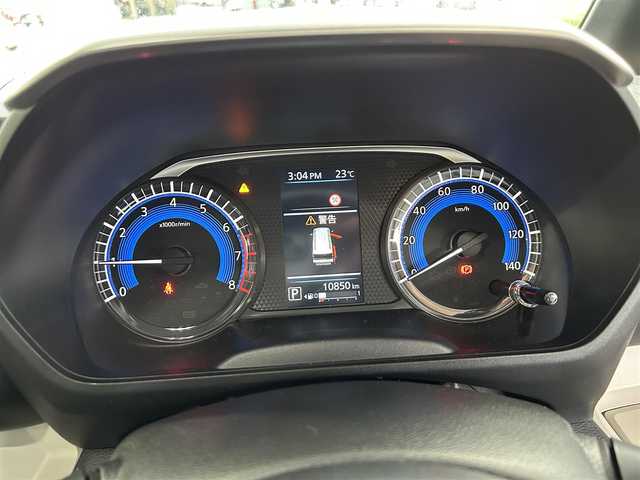 三菱 デリカミニ T プレミアム 長崎県 2023(令5)年 1.1万km 青Ⅱ ・プッシュスタート/・ディスプレイオーディオ（AM/FM/アンドロイドオート/アップルカープレイ）/・クルーズコントロール（追従有）/・両側パワースライドドア/・ダウンヒルアシストコントロール/・スマホ非接触充電/・ヒートシーター（D/N）/・ブルートゥース/・ハンドルヒーター/・オートライト/・オートハイビーム/・パーキングアシスト/・オートホールド/・ハンドルスイッチ/・パドルシフト/・デジタルインナーミラー