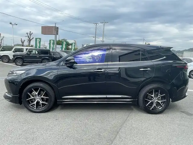 トヨタ ハリアー プレミアム スタイルノアール 愛媛県 2019(令1)年 4万km ブラックマイカ パノラマサンルーフ/ALPINE専用大型ナビ/　CD/DVD/Bluetooth/フルセグTV/バックカメラ/ビルトインETC/プリクラッシュセーフティ/レーンディパーチャーアラート/レーダークルーズコントロール/クリアランスソナー /パワーバックドア/純正18インチAW/ドライブレコーダー/電子パーキングブレーキ/オートホールド/オートライト/三眼LEDヘッドライト/フロントフォグ/スペアキー×1/カードキー×1/ラゲッジマット/プッシュスタート/フロアマット