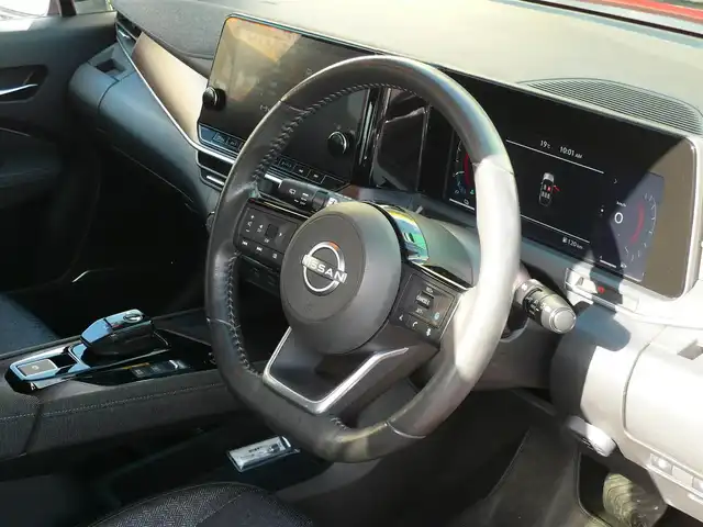 日産 オーラ G 静岡県 2022(令4)年 1.4万km ガーネットレッド/スーパーブラック 2トーン ワンオーナー/禁煙車/プロパイロット/・ハンドル支援/・レーダークルーズ/・レーンキープアシスト/ニッサンコネクトナビ/アラウンドビューモニター/フルセグテレビ/Bluetooth/USB・HDMI/置くだけ充電/デジタルインナーミラー/BOSEサウンド/オートハイビーム/オートライト/LEDヘッドライト/電動パーキング/AUTO HOLD/スマートキー/スペアキー/フロアマット/ドアバイザー/ビルトインETC/新車保証書/取扱説明書