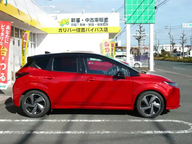 日産 オーラ G 静岡県 2022(令4)年 1.4万km ガーネットレッド/スーパーブラック 2トーン ワンオーナー/禁煙車/プロパイロット/・ハンドル支援/・レーダークルーズ/・レーンキープアシスト/ニッサンコネクトナビ/アラウンドビューモニター/フルセグテレビ/Bluetooth/USB・HDMI/置くだけ充電/デジタルインナーミラー/BOSEサウンド/オートハイビーム/オートライト/LEDヘッドライト/電動パーキング/AUTO HOLD/スマートキー/スペアキー/フロアマット/ドアバイザー/ビルトインETC/新車保証書/取扱説明書