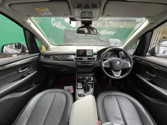 ＢＭＷ ２１８ｉ アクティブツアラー ラグジュアリー 東京都 2015(平27)年 5.6万km サファイアブラックP 純正ナビ/・Bluetooth/CD/DVD/AM/FM/ドライビングアシスト/・レーンキープアシスト/・前車接近警告/・衝突軽減装置/パーキングアシスト/バックカメラ/電動リアゲート/ブラックサファイアカラー/アイドリングストップ/社外コーナーガイドセンサー/アンビエントライト/D/N席パワーシート/D/N席シートヒーター/MTモード/ETC2.0/スマートキー/スペアキー×1/保証書/取扱説明書