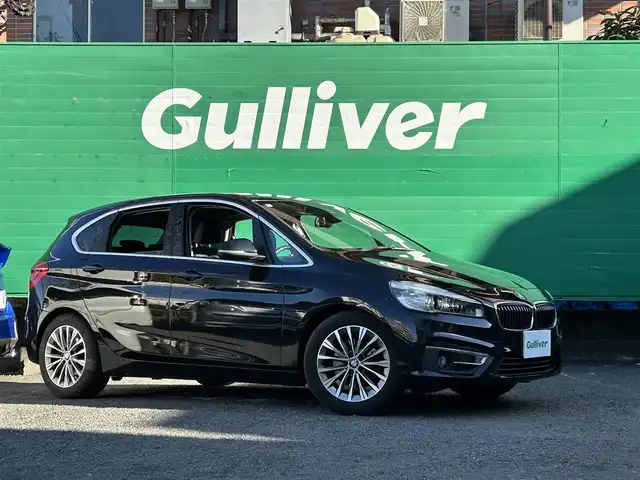 ＢＭＷ ２１８ｉ アクティブツアラー ラグジュアリー 東京都 2015(平27)年 5.6万km サファイアブラックP 純正ナビ/・Bluetooth/CD/DVD/AM/FM/ドライビングアシスト/・レーンキープアシスト/・前車接近警告/・衝突軽減装置/パーキングアシスト/バックカメラ/電動リアゲート/ブラックサファイアカラー/アイドリングストップ/社外コーナーガイドセンサー/アンビエントライト/D/N席パワーシート/D/N席シートヒーター/MTモード/ETC2.0/スマートキー/スペアキー×1/保証書/取扱説明書