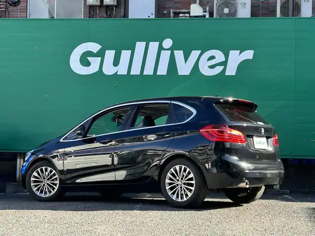 ＢＭＷ ２１８ｉ アクティブツアラー ラグジュアリー 東京都 2015(平27)年 5.6万km サファイアブラックP 純正ナビ/・Bluetooth/CD/DVD/AM/FM/ドライビングアシスト/・レーンキープアシスト/・前車接近警告/・衝突軽減装置/パーキングアシスト/バックカメラ/電動リアゲート/ブラックサファイアカラー/アイドリングストップ/社外コーナーガイドセンサー/アンビエントライト/D/N席パワーシート/D/N席シートヒーター/MTモード/ETC2.0/スマートキー/スペアキー×1/保証書/取扱説明書