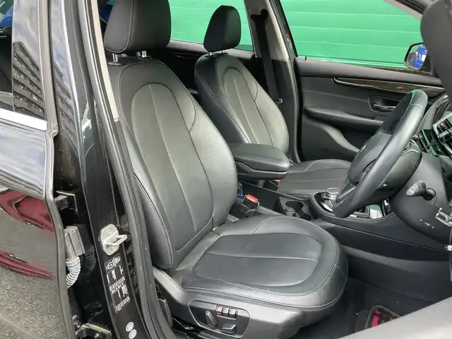 ＢＭＷ ２１８ｉ アクティブツアラー ラグジュアリー 東京都 2015(平27)年 5.6万km サファイアブラックP 純正ナビ/・Bluetooth/CD/DVD/AM/FM/ドライビングアシスト/・レーンキープアシスト/・前車接近警告/・衝突軽減装置/パーキングアシスト/バックカメラ/電動リアゲート/ブラックサファイアカラー/アイドリングストップ/社外コーナーガイドセンサー/アンビエントライト/D/N席パワーシート/D/N席シートヒーター/MTモード/ETC2.0/スマートキー/スペアキー×1/保証書/取扱説明書