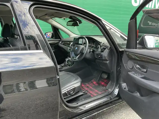 ＢＭＷ ２１８ｉ アクティブツアラー ラグジュアリー 東京都 2015(平27)年 5.6万km サファイアブラックP 純正ナビ/・Bluetooth/CD/DVD/AM/FM/ドライビングアシスト/・レーンキープアシスト/・前車接近警告/・衝突軽減装置/パーキングアシスト/バックカメラ/電動リアゲート/ブラックサファイアカラー/アイドリングストップ/社外コーナーガイドセンサー/アンビエントライト/D/N席パワーシート/D/N席シートヒーター/MTモード/ETC2.0/スマートキー/スペアキー×1/保証書/取扱説明書