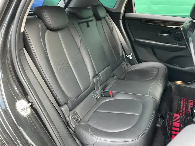 ＢＭＷ ２１８ｉ アクティブツアラー ラグジュアリー 東京都 2015(平27)年 5.6万km サファイアブラックP 純正ナビ/・Bluetooth/CD/DVD/AM/FM/ドライビングアシスト/・レーンキープアシスト/・前車接近警告/・衝突軽減装置/パーキングアシスト/バックカメラ/電動リアゲート/ブラックサファイアカラー/アイドリングストップ/社外コーナーガイドセンサー/アンビエントライト/D/N席パワーシート/D/N席シートヒーター/MTモード/ETC2.0/スマートキー/スペアキー×1/保証書/取扱説明書