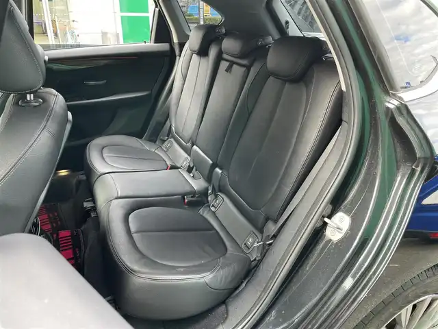 ＢＭＷ ２１８ｉ アクティブツアラー ラグジュアリー 東京都 2015(平27)年 5.6万km サファイアブラックP 純正ナビ/・Bluetooth/CD/DVD/AM/FM/ドライビングアシスト/・レーンキープアシスト/・前車接近警告/・衝突軽減装置/パーキングアシスト/バックカメラ/電動リアゲート/ブラックサファイアカラー/アイドリングストップ/社外コーナーガイドセンサー/アンビエントライト/D/N席パワーシート/D/N席シートヒーター/MTモード/ETC2.0/スマートキー/スペアキー×1/保証書/取扱説明書