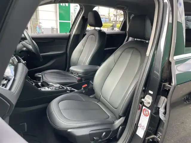 ＢＭＷ ２１８ｉ アクティブツアラー ラグジュアリー 東京都 2015(平27)年 5.6万km サファイアブラックP 純正ナビ/・Bluetooth/CD/DVD/AM/FM/ドライビングアシスト/・レーンキープアシスト/・前車接近警告/・衝突軽減装置/パーキングアシスト/バックカメラ/電動リアゲート/ブラックサファイアカラー/アイドリングストップ/社外コーナーガイドセンサー/アンビエントライト/D/N席パワーシート/D/N席シートヒーター/MTモード/ETC2.0/スマートキー/スペアキー×1/保証書/取扱説明書