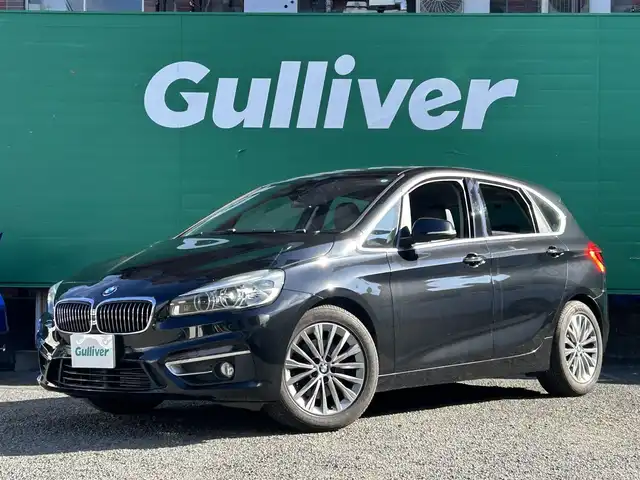 ＢＭＷ ２１８ｉ アクティブツアラー ラグジュアリー 東京都 2015(平27)年 5.6万km サファイアブラックP 純正ナビ/・Bluetooth/CD/DVD/AM/FM/ドライビングアシスト/・レーンキープアシスト/・前車接近警告/・衝突軽減装置/パーキングアシスト/バックカメラ/電動リアゲート/ブラックサファイアカラー/アイドリングストップ/社外コーナーガイドセンサー/アンビエントライト/D/N席パワーシート/D/N席シートヒーター/MTモード/ETC2.0/スマートキー/スペアキー×1/保証書/取扱説明書