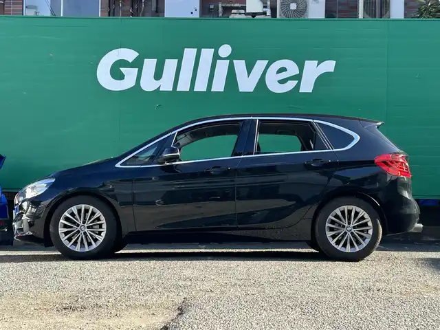 ＢＭＷ ２１８ｉ アクティブツアラー ラグジュアリー 東京都 2015(平27)年 5.6万km サファイアブラックP 純正ナビ/・Bluetooth/CD/DVD/AM/FM/ドライビングアシスト/・レーンキープアシスト/・前車接近警告/・衝突軽減装置/パーキングアシスト/バックカメラ/電動リアゲート/ブラックサファイアカラー/アイドリングストップ/社外コーナーガイドセンサー/アンビエントライト/D/N席パワーシート/D/N席シートヒーター/MTモード/ETC2.0/スマートキー/スペアキー×1/保証書/取扱説明書