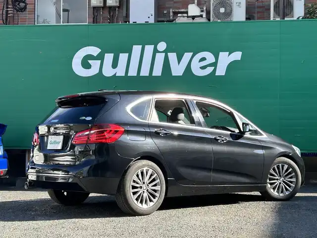 ＢＭＷ ２１８ｉ アクティブツアラー ラグジュアリー 東京都 2015(平27)年 5.6万km サファイアブラックP 純正ナビ/・Bluetooth/CD/DVD/AM/FM/ドライビングアシスト/・レーンキープアシスト/・前車接近警告/・衝突軽減装置/パーキングアシスト/バックカメラ/電動リアゲート/ブラックサファイアカラー/アイドリングストップ/社外コーナーガイドセンサー/アンビエントライト/D/N席パワーシート/D/N席シートヒーター/MTモード/ETC2.0/スマートキー/スペアキー×1/保証書/取扱説明書