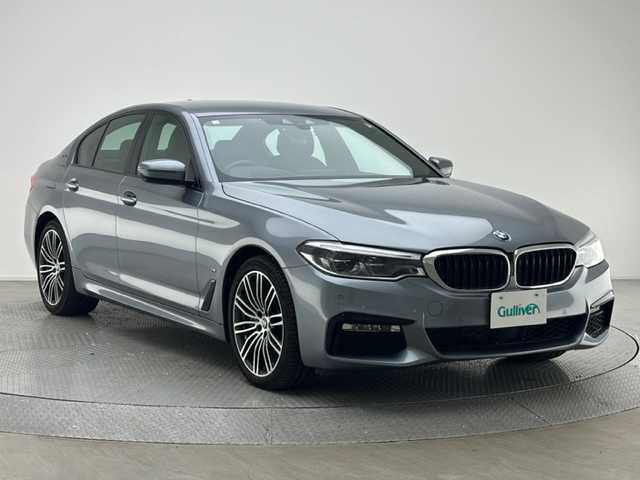 ＢＭＷ ５３０ｅ Mスポーツアイパフォーマンス 兵庫県 2018(平30)年 2.1万km ブルーストーン 純正HDDナビ/　（CD・DVD再生可・USB）/フルセグTV/イノベーションパッケージ/・BMWディスプレイキー/・ヘッドアップディスプレイ/・ワイヤレスチャージ/被害軽減ブレーキ/アクティブクルーズコントロール/360°カメラ/黒革シート/前席パワーシート/全席シートヒーター/コーナーセンサー/LEDヘッドライト/パワーバックドア/スマートキー×2/保証書/取扱説明書