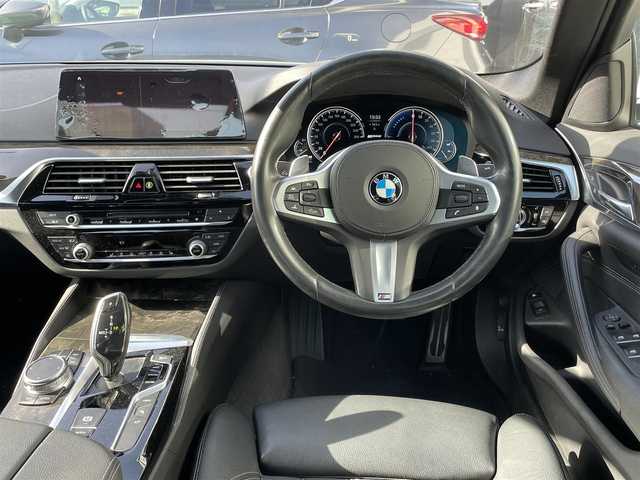 ＢＭＷ ５３０ｅ Mスポーツアイパフォーマンス 兵庫県 2018(平30)年 2.1万km ブルーストーン 純正HDDナビ/　（CD・DVD再生可・USB）/フルセグTV/イノベーションパッケージ/・BMWディスプレイキー/・ヘッドアップディスプレイ/・ワイヤレスチャージ/被害軽減ブレーキ/アクティブクルーズコントロール/360°カメラ/黒革シート/前席パワーシート/全席シートヒーター/コーナーセンサー/LEDヘッドライト/パワーバックドア/スマートキー×2/保証書/取扱説明書