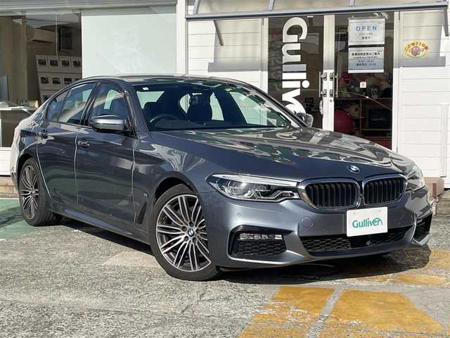 ＢＭＷ ５３０ｅ Mスポーツアイパフォーマンス 兵庫県 2018(平30)年 2.1万km ブルーストーン 純正HDDナビ/　（CD・DVD再生可・USB）/フルセグTV/イノベーションパッケージ/・BMWディスプレイキー/・ヘッドアップディスプレイ/・ワイヤレスチャージ/被害軽減ブレーキ/アクティブクルーズコントロール/360°カメラ/黒革シート/前席パワーシート/全席シートヒーター/コーナーセンサー/LEDヘッドライト/パワーバックドア/スマートキー×2/保証書/取扱説明書