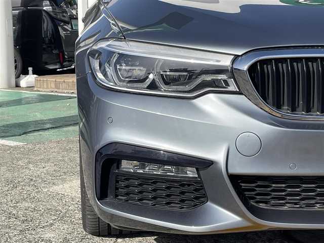 ＢＭＷ ５３０ｅ Mスポーツアイパフォーマンス 兵庫県 2018(平30)年 2.1万km ブルーストーン 純正HDDナビ/　（CD・DVD再生可・USB）/フルセグTV/イノベーションパッケージ/・BMWディスプレイキー/・ヘッドアップディスプレイ/・ワイヤレスチャージ/被害軽減ブレーキ/アクティブクルーズコントロール/360°カメラ/黒革シート/前席パワーシート/全席シートヒーター/コーナーセンサー/LEDヘッドライト/パワーバックドア/スマートキー×2/保証書/取扱説明書