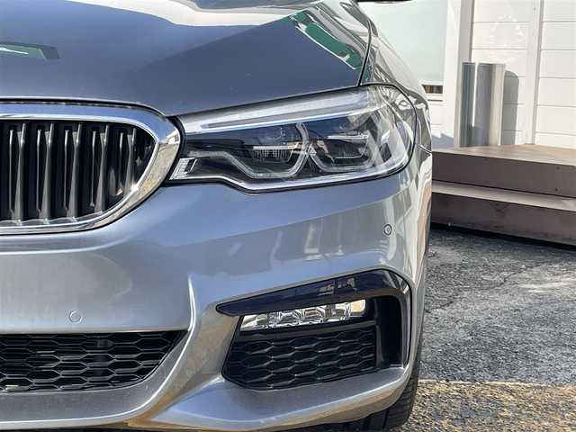 ＢＭＷ ５３０ｅ Mスポーツアイパフォーマンス 兵庫県 2018(平30)年 2.1万km ブルーストーン 純正HDDナビ/　（CD・DVD再生可・USB）/フルセグTV/イノベーションパッケージ/・BMWディスプレイキー/・ヘッドアップディスプレイ/・ワイヤレスチャージ/被害軽減ブレーキ/アクティブクルーズコントロール/360°カメラ/黒革シート/前席パワーシート/全席シートヒーター/コーナーセンサー/LEDヘッドライト/パワーバックドア/スマートキー×2/保証書/取扱説明書