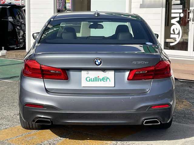 ＢＭＷ ５３０ｅ Mスポーツアイパフォーマンス 兵庫県 2018(平30)年 2.1万km ブルーストーン 純正HDDナビ/　（CD・DVD再生可・USB）/フルセグTV/イノベーションパッケージ/・BMWディスプレイキー/・ヘッドアップディスプレイ/・ワイヤレスチャージ/被害軽減ブレーキ/アクティブクルーズコントロール/360°カメラ/黒革シート/前席パワーシート/全席シートヒーター/コーナーセンサー/LEDヘッドライト/パワーバックドア/スマートキー×2/保証書/取扱説明書