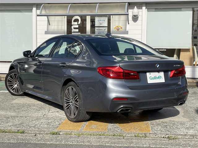 ＢＭＷ ５３０ｅ Mスポーツアイパフォーマンス 兵庫県 2018(平30)年 2.1万km ブルーストーン 純正HDDナビ/　（CD・DVD再生可・USB）/フルセグTV/イノベーションパッケージ/・BMWディスプレイキー/・ヘッドアップディスプレイ/・ワイヤレスチャージ/被害軽減ブレーキ/アクティブクルーズコントロール/360°カメラ/黒革シート/前席パワーシート/全席シートヒーター/コーナーセンサー/LEDヘッドライト/パワーバックドア/スマートキー×2/保証書/取扱説明書