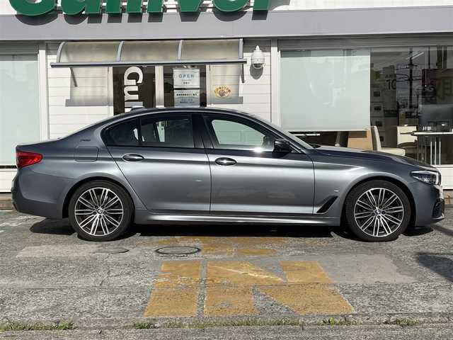 ＢＭＷ ５３０ｅ Mスポーツアイパフォーマンス 兵庫県 2018(平30)年 2.1万km ブルーストーン 純正HDDナビ/　（CD・DVD再生可・USB）/フルセグTV/イノベーションパッケージ/・BMWディスプレイキー/・ヘッドアップディスプレイ/・ワイヤレスチャージ/被害軽減ブレーキ/アクティブクルーズコントロール/360°カメラ/黒革シート/前席パワーシート/全席シートヒーター/コーナーセンサー/LEDヘッドライト/パワーバックドア/スマートキー×2/保証書/取扱説明書