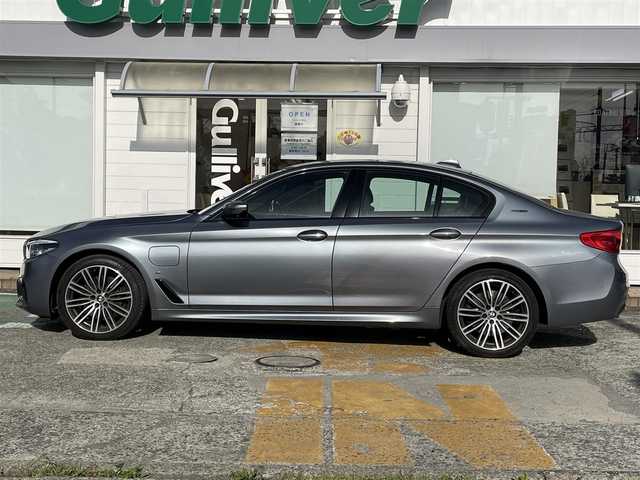 ＢＭＷ ５３０ｅ Mスポーツアイパフォーマンス 兵庫県 2018(平30)年 2.1万km ブルーストーン 純正HDDナビ/　（CD・DVD再生可・USB）/フルセグTV/イノベーションパッケージ/・BMWディスプレイキー/・ヘッドアップディスプレイ/・ワイヤレスチャージ/被害軽減ブレーキ/アクティブクルーズコントロール/360°カメラ/黒革シート/前席パワーシート/全席シートヒーター/コーナーセンサー/LEDヘッドライト/パワーバックドア/スマートキー×2/保証書/取扱説明書