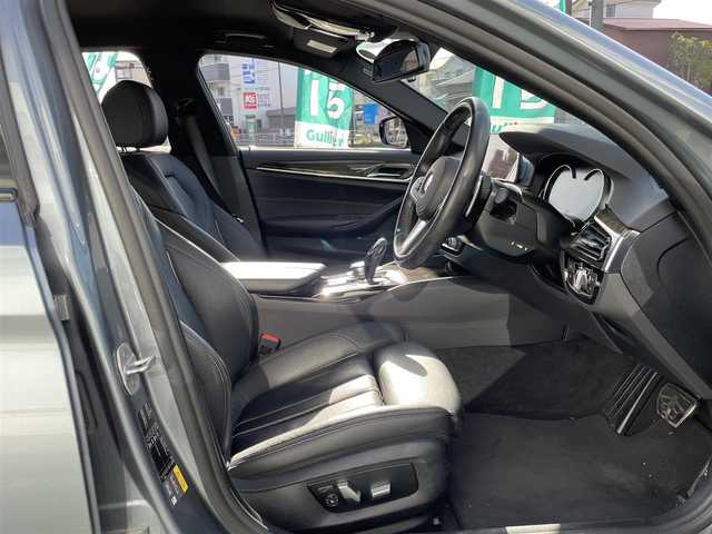ＢＭＷ ５３０ｅ Mスポーツアイパフォーマンス 兵庫県 2018(平30)年 2.1万km ブルーストーン 純正HDDナビ/　（CD・DVD再生可・USB）/フルセグTV/イノベーションパッケージ/・BMWディスプレイキー/・ヘッドアップディスプレイ/・ワイヤレスチャージ/被害軽減ブレーキ/アクティブクルーズコントロール/360°カメラ/黒革シート/前席パワーシート/全席シートヒーター/コーナーセンサー/LEDヘッドライト/パワーバックドア/スマートキー×2/保証書/取扱説明書