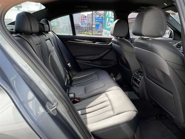 ＢＭＷ ５３０ｅ Mスポーツアイパフォーマンス 兵庫県 2018(平30)年 2.1万km ブルーストーン 純正HDDナビ/　（CD・DVD再生可・USB）/フルセグTV/イノベーションパッケージ/・BMWディスプレイキー/・ヘッドアップディスプレイ/・ワイヤレスチャージ/被害軽減ブレーキ/アクティブクルーズコントロール/360°カメラ/黒革シート/前席パワーシート/全席シートヒーター/コーナーセンサー/LEDヘッドライト/パワーバックドア/スマートキー×2/保証書/取扱説明書