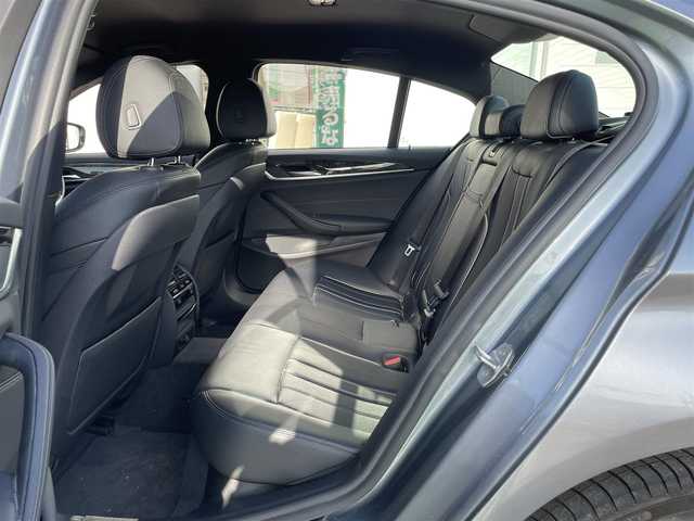 ＢＭＷ ５３０ｅ Mスポーツアイパフォーマンス 兵庫県 2018(平30)年 2.1万km ブルーストーン 純正HDDナビ/　（CD・DVD再生可・USB）/フルセグTV/イノベーションパッケージ/・BMWディスプレイキー/・ヘッドアップディスプレイ/・ワイヤレスチャージ/被害軽減ブレーキ/アクティブクルーズコントロール/360°カメラ/黒革シート/前席パワーシート/全席シートヒーター/コーナーセンサー/LEDヘッドライト/パワーバックドア/スマートキー×2/保証書/取扱説明書
