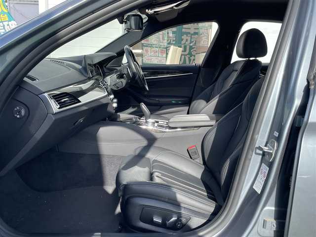 ＢＭＷ ５３０ｅ Mスポーツアイパフォーマンス 兵庫県 2018(平30)年 2.1万km ブルーストーン 純正HDDナビ/　（CD・DVD再生可・USB）/フルセグTV/イノベーションパッケージ/・BMWディスプレイキー/・ヘッドアップディスプレイ/・ワイヤレスチャージ/被害軽減ブレーキ/アクティブクルーズコントロール/360°カメラ/黒革シート/前席パワーシート/全席シートヒーター/コーナーセンサー/LEDヘッドライト/パワーバックドア/スマートキー×2/保証書/取扱説明書