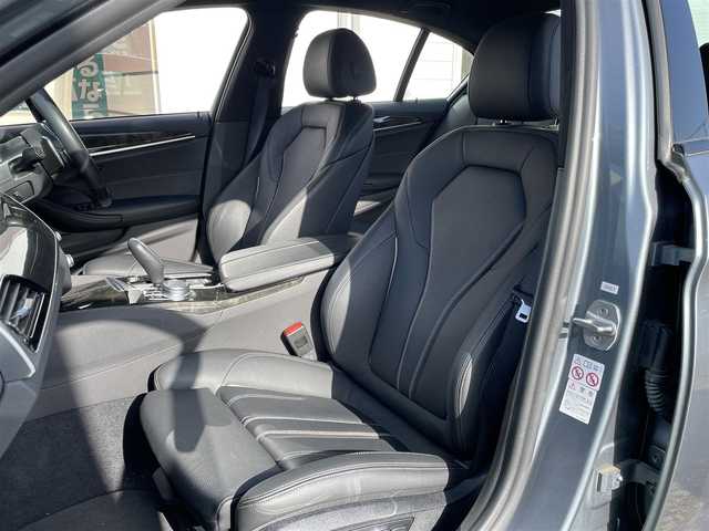ＢＭＷ ５３０ｅ Mスポーツアイパフォーマンス 兵庫県 2018(平30)年 2.1万km ブルーストーン 純正HDDナビ/　（CD・DVD再生可・USB）/フルセグTV/イノベーションパッケージ/・BMWディスプレイキー/・ヘッドアップディスプレイ/・ワイヤレスチャージ/被害軽減ブレーキ/アクティブクルーズコントロール/360°カメラ/黒革シート/前席パワーシート/全席シートヒーター/コーナーセンサー/LEDヘッドライト/パワーバックドア/スマートキー×2/保証書/取扱説明書