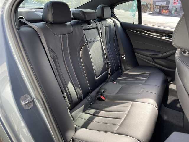 ＢＭＷ ５３０ｅ Mスポーツアイパフォーマンス 兵庫県 2018(平30)年 2.1万km ブルーストーン 純正HDDナビ/　（CD・DVD再生可・USB）/フルセグTV/イノベーションパッケージ/・BMWディスプレイキー/・ヘッドアップディスプレイ/・ワイヤレスチャージ/被害軽減ブレーキ/アクティブクルーズコントロール/360°カメラ/黒革シート/前席パワーシート/全席シートヒーター/コーナーセンサー/LEDヘッドライト/パワーバックドア/スマートキー×2/保証書/取扱説明書