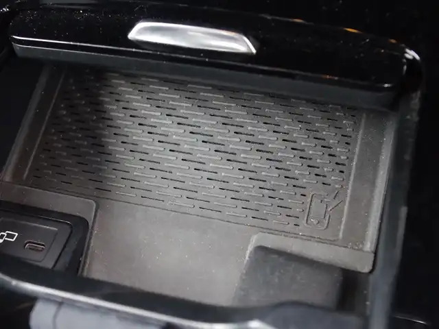 メルセデス・ベンツ ＣＬＡ１８０ AMGライン 埼玉県 2020(令2)年 1.8万km ポーラホワイト ブラックハーフレザーシート/アダプティブクルーズコントロール/レーダーセーフティパッケージ/パークセンサー/ブライドスポットモニター/バックカメラ/純正ナビ/ドラレコ/ETC/フルセグTV/ワイヤレス充電/シートヒーター/Bluetooth/純正18インチAMGホイール