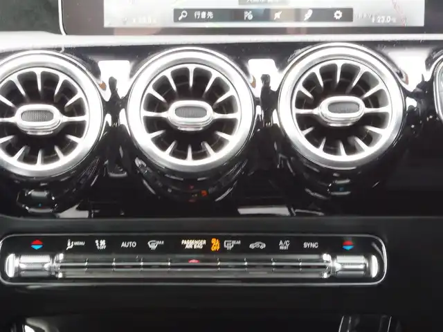 メルセデス・ベンツ ＣＬＡ１８０ AMGライン 埼玉県 2020(令2)年 1.8万km ポーラホワイト ブラックハーフレザーシート/アダプティブクルーズコントロール/レーダーセーフティパッケージ/パークセンサー/ブライドスポットモニター/バックカメラ/純正ナビ/ドラレコ/ETC/フルセグTV/ワイヤレス充電/シートヒーター/Bluetooth/純正18インチAMGホイール