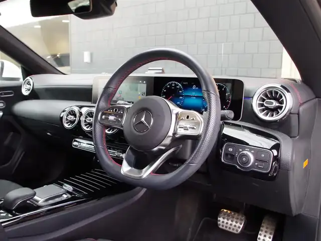メルセデス・ベンツ ＣＬＡ１８０ AMGライン 埼玉県 2020(令2)年 1.8万km ポーラホワイト ブラックハーフレザーシート/アダプティブクルーズコントロール/レーダーセーフティパッケージ/パークセンサー/ブライドスポットモニター/バックカメラ/純正ナビ/ドラレコ/ETC/フルセグTV/ワイヤレス充電/シートヒーター/Bluetooth/純正18インチAMGホイール