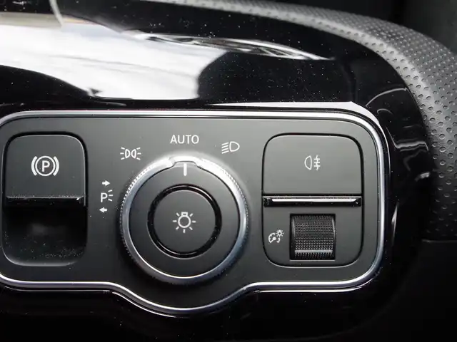 メルセデス・ベンツ ＣＬＡ１８０ AMGライン 埼玉県 2020(令2)年 1.8万km ポーラホワイト ブラックハーフレザーシート/アダプティブクルーズコントロール/レーダーセーフティパッケージ/パークセンサー/ブライドスポットモニター/バックカメラ/純正ナビ/ドラレコ/ETC/フルセグTV/ワイヤレス充電/シートヒーター/Bluetooth/純正18インチAMGホイール