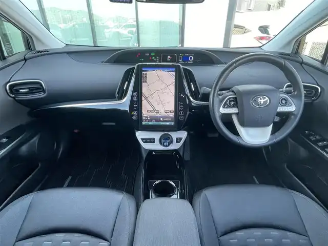 トヨタ プリウス ＰＨＶ S ナビパッケージ 香川県 2018(平30)年 5.5万km スティールブロンドM トヨタセーフティセンス/・プリクラッシュセーフティ/・レーントレーシングアシスト/・レーダークルーズコントロール/・レーンディパーチャーアラート/・ロードサインアシスト/・ドライバー異常時対応システム/・プロアクティブドライビングアシスト/・発進遅れ告知機能/・緊急時操舵支援/・フロントクロストラフィックアラート/・レーンチェンジアシスト/メーカーOPナビ/【ＡＭ／ＦＭ/Bluetooth/フルセグTV】/バックカメラ/革巻きステアリング/ステアリングリモコン/ステアリングヒーター/布シート/シートヒーター/純正ドライブレコーダー/純正フロアマット/純正ドアバイザー/純正15インチアルミホイール/LEDヘッドライト/LEDフォグライト/ETC2.0/プッシュスタート/スマートキー