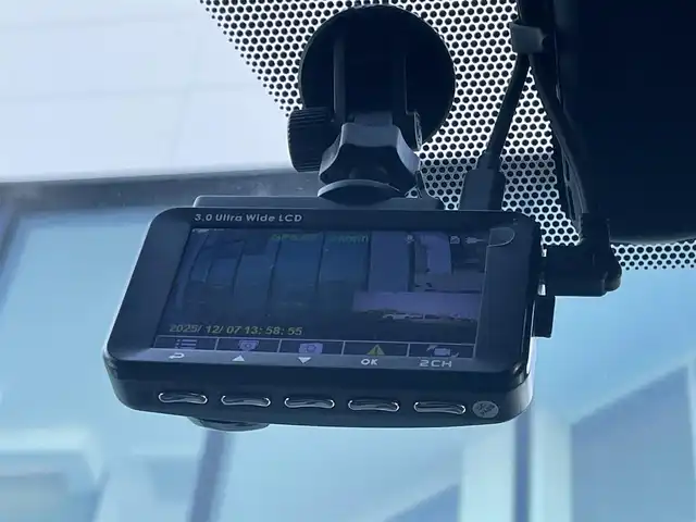 トヨタ プリウス ＰＨＶ S ナビパッケージ 香川県 2018(平30)年 5.5万km スティールブロンドM トヨタセーフティセンス/・プリクラッシュセーフティ/・レーントレーシングアシスト/・レーダークルーズコントロール/・レーンディパーチャーアラート/・ロードサインアシスト/・ドライバー異常時対応システム/・プロアクティブドライビングアシスト/・発進遅れ告知機能/・緊急時操舵支援/・フロントクロストラフィックアラート/・レーンチェンジアシスト/メーカーOPナビ/【ＡＭ／ＦＭ/Bluetooth/フルセグTV】/バックカメラ/革巻きステアリング/ステアリングリモコン/ステアリングヒーター/布シート/シートヒーター/純正ドライブレコーダー/純正フロアマット/純正ドアバイザー/純正15インチアルミホイール/LEDヘッドライト/LEDフォグライト/ETC2.0/プッシュスタート/スマートキー