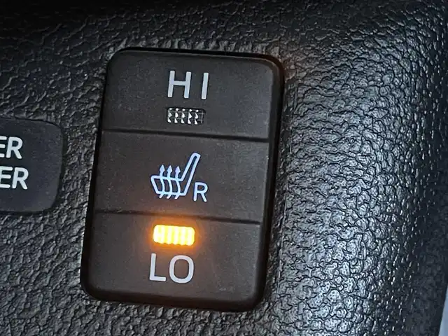 トヨタ プリウス ＰＨＶ S ナビパッケージ 香川県 2018(平30)年 5.5万km スティールブロンドM トヨタセーフティセンス/・プリクラッシュセーフティ/・レーントレーシングアシスト/・レーダークルーズコントロール/・レーンディパーチャーアラート/・ロードサインアシスト/・ドライバー異常時対応システム/・プロアクティブドライビングアシスト/・発進遅れ告知機能/・緊急時操舵支援/・フロントクロストラフィックアラート/・レーンチェンジアシスト/メーカーOPナビ/【ＡＭ／ＦＭ/Bluetooth/フルセグTV】/バックカメラ/革巻きステアリング/ステアリングリモコン/ステアリングヒーター/布シート/シートヒーター/純正ドライブレコーダー/純正フロアマット/純正ドアバイザー/純正15インチアルミホイール/LEDヘッドライト/LEDフォグライト/ETC2.0/プッシュスタート/スマートキー