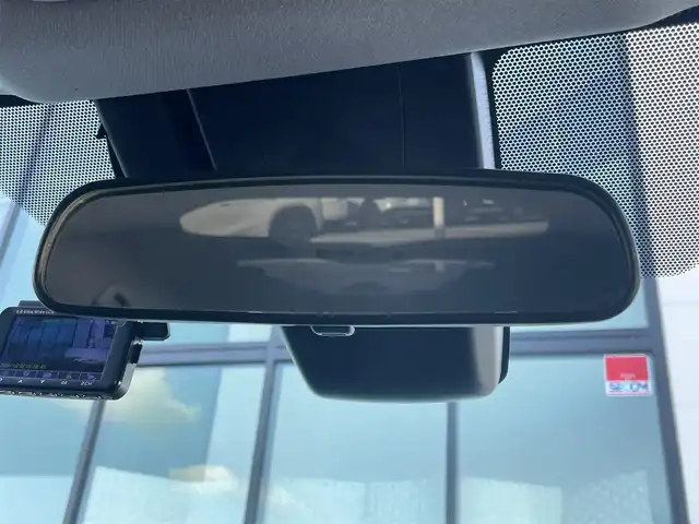 トヨタ プリウス ＰＨＶ S ナビパッケージ 香川県 2018(平30)年 5.5万km スティールブロンドM トヨタセーフティセンス/・プリクラッシュセーフティ/・レーントレーシングアシスト/・レーダークルーズコントロール/・レーンディパーチャーアラート/・ロードサインアシスト/・ドライバー異常時対応システム/・プロアクティブドライビングアシスト/・発進遅れ告知機能/・緊急時操舵支援/・フロントクロストラフィックアラート/・レーンチェンジアシスト/メーカーOPナビ/【ＡＭ／ＦＭ/Bluetooth/フルセグTV】/バックカメラ/革巻きステアリング/ステアリングリモコン/ステアリングヒーター/布シート/シートヒーター/純正ドライブレコーダー/純正フロアマット/純正ドアバイザー/純正15インチアルミホイール/LEDヘッドライト/LEDフォグライト/ETC2.0/プッシュスタート/スマートキー