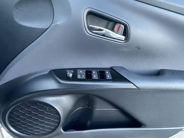 トヨタ プリウス ＰＨＶ S ナビパッケージ 香川県 2018(平30)年 5.5万km スティールブロンドM トヨタセーフティセンス/・プリクラッシュセーフティ/・レーントレーシングアシスト/・レーダークルーズコントロール/・レーンディパーチャーアラート/・ロードサインアシスト/・ドライバー異常時対応システム/・プロアクティブドライビングアシスト/・発進遅れ告知機能/・緊急時操舵支援/・フロントクロストラフィックアラート/・レーンチェンジアシスト/メーカーOPナビ/【ＡＭ／ＦＭ/Bluetooth/フルセグTV】/バックカメラ/革巻きステアリング/ステアリングリモコン/ステアリングヒーター/布シート/シートヒーター/純正ドライブレコーダー/純正フロアマット/純正ドアバイザー/純正15インチアルミホイール/LEDヘッドライト/LEDフォグライト/ETC2.0/プッシュスタート/スマートキー