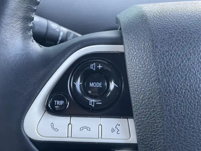 トヨタ プリウス ＰＨＶ S ナビパッケージ 香川県 2018(平30)年 5.5万km スティールブロンドM トヨタセーフティセンス/・プリクラッシュセーフティ/・レーントレーシングアシスト/・レーダークルーズコントロール/・レーンディパーチャーアラート/・ロードサインアシスト/・ドライバー異常時対応システム/・プロアクティブドライビングアシスト/・発進遅れ告知機能/・緊急時操舵支援/・フロントクロストラフィックアラート/・レーンチェンジアシスト/メーカーOPナビ/【ＡＭ／ＦＭ/Bluetooth/フルセグTV】/バックカメラ/革巻きステアリング/ステアリングリモコン/ステアリングヒーター/布シート/シートヒーター/純正ドライブレコーダー/純正フロアマット/純正ドアバイザー/純正15インチアルミホイール/LEDヘッドライト/LEDフォグライト/ETC2.0/プッシュスタート/スマートキー