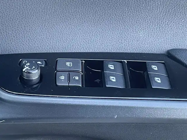 トヨタ プリウス ＰＨＶ S ナビパッケージ 香川県 2018(平30)年 5.5万km スティールブロンドM トヨタセーフティセンス/・プリクラッシュセーフティ/・レーントレーシングアシスト/・レーダークルーズコントロール/・レーンディパーチャーアラート/・ロードサインアシスト/・ドライバー異常時対応システム/・プロアクティブドライビングアシスト/・発進遅れ告知機能/・緊急時操舵支援/・フロントクロストラフィックアラート/・レーンチェンジアシスト/メーカーOPナビ/【ＡＭ／ＦＭ/Bluetooth/フルセグTV】/バックカメラ/革巻きステアリング/ステアリングリモコン/ステアリングヒーター/布シート/シートヒーター/純正ドライブレコーダー/純正フロアマット/純正ドアバイザー/純正15インチアルミホイール/LEDヘッドライト/LEDフォグライト/ETC2.0/プッシュスタート/スマートキー