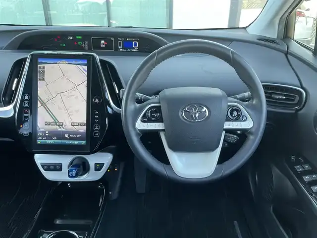 トヨタ プリウス ＰＨＶ S ナビパッケージ 香川県 2018(平30)年 5.5万km スティールブロンドM トヨタセーフティセンス/・プリクラッシュセーフティ/・レーントレーシングアシスト/・レーダークルーズコントロール/・レーンディパーチャーアラート/・ロードサインアシスト/・ドライバー異常時対応システム/・プロアクティブドライビングアシスト/・発進遅れ告知機能/・緊急時操舵支援/・フロントクロストラフィックアラート/・レーンチェンジアシスト/メーカーOPナビ/【ＡＭ／ＦＭ/Bluetooth/フルセグTV】/バックカメラ/革巻きステアリング/ステアリングリモコン/ステアリングヒーター/布シート/シートヒーター/純正ドライブレコーダー/純正フロアマット/純正ドアバイザー/純正15インチアルミホイール/LEDヘッドライト/LEDフォグライト/ETC2.0/プッシュスタート/スマートキー