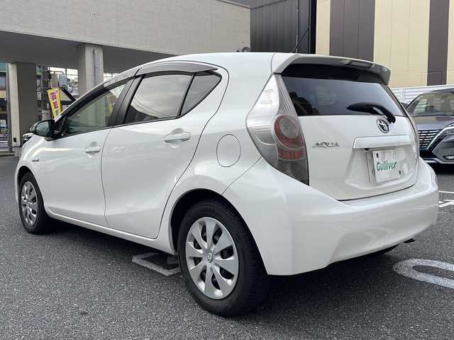 トヨタ アクア S 広島県 2012(平24)年 7.1万km ライムホワイトパールクリスタルシャイン /登録時走行距離/　　　　　　　70628キロ/純正ナビ/フロント・バックカメラ/地デジ/スペアキー×１/ETC/新車時整備手帳/　　【保証書】/取扱説明書/