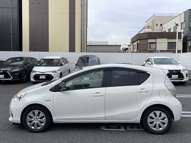 トヨタ アクア S 広島県 2012(平24)年 7.1万km ライムホワイトパールクリスタルシャイン /登録時走行距離/　　　　　　　70628キロ/純正ナビ/フロント・バックカメラ/地デジ/スペアキー×１/ETC/新車時整備手帳/　　【保証書】/取扱説明書/