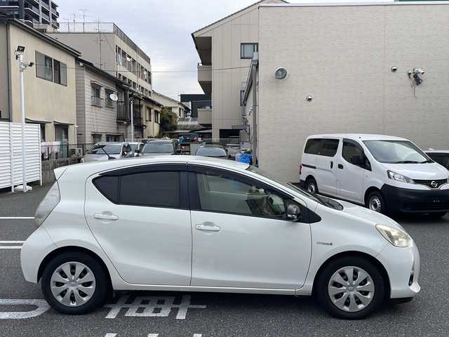 トヨタ アクア S 広島県 2012(平24)年 7.1万km ライムホワイトパールクリスタルシャイン /登録時走行距離/　　　　　　　70628キロ/純正ナビ/フロント・バックカメラ/地デジ/スペアキー×１/ETC/新車時整備手帳/　　【保証書】/取扱説明書/