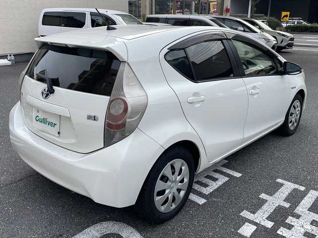 トヨタ アクア S 広島県 2012(平24)年 7.1万km ライムホワイトパールクリスタルシャイン /登録時走行距離/　　　　　　　70628キロ/純正ナビ/フロント・バックカメラ/地デジ/スペアキー×１/ETC/新車時整備手帳/　　【保証書】/取扱説明書/