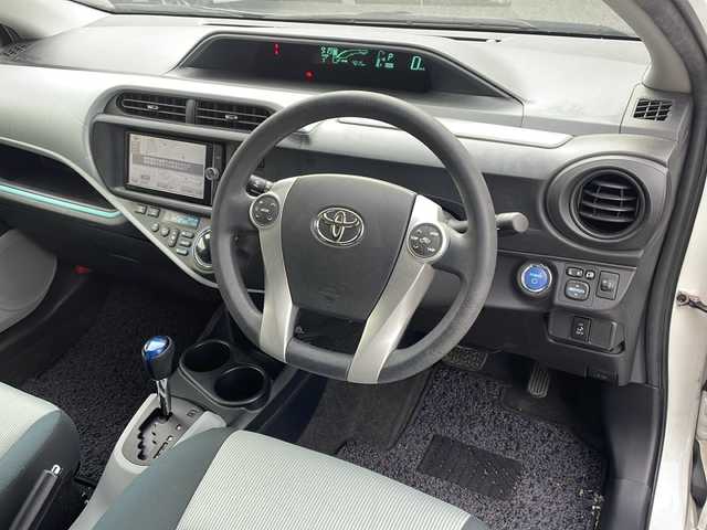 トヨタ アクア S 広島県 2012(平24)年 7.1万km ライムホワイトパールクリスタルシャイン /登録時走行距離/　　　　　　　70628キロ/純正ナビ/フロント・バックカメラ/地デジ/スペアキー×１/ETC/新車時整備手帳/　　【保証書】/取扱説明書/