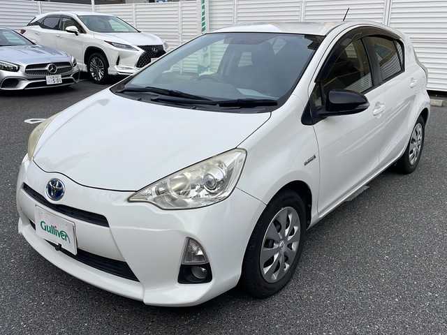 トヨタ アクア S 広島県 2012(平24)年 7.1万km ライムホワイトパールクリスタルシャイン /登録時走行距離/　　　　　　　70628キロ/純正ナビ/フロント・バックカメラ/地デジ/スペアキー×１/ETC/新車時整備手帳/　　【保証書】/取扱説明書/